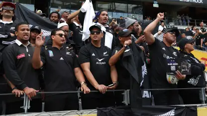 Thousands welcome All Blacks to Cape Town